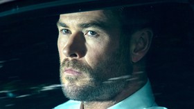 Chris Hemsworth sitting in a car in Crime 101.