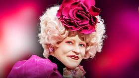 Elizabeth Banks as Effie Trinket in The Hunger Games.
