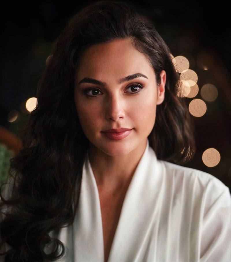 Gal Gadot White Dress Wonder Woman 1984 / Gal Gadot turns heads in