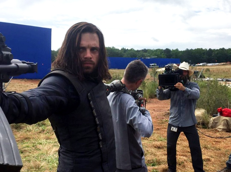 japon scheerapparaat speelgoed Avengers: Infinity War Set Image Shows Sebastian Stan Holding Sean Gunn